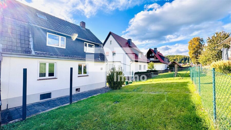 Modernisiertes Einfamilienhaus mit großer Garage in ruhiger Lage mit Panoramablick - Rückansicht / Gartenbereich 1 / Terrasse